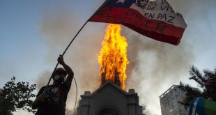 Chile: quemaron dos iglesias a un año del estallido social