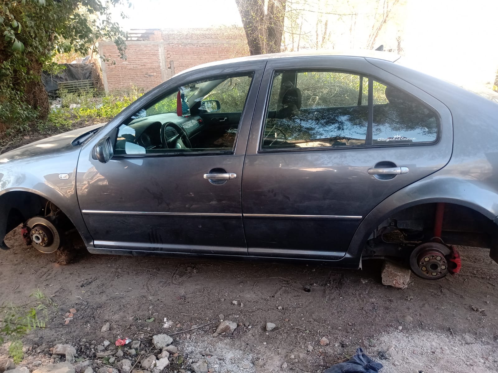 Río Tercero: robaron todas las ruedas de un auto que se encontraba estacionado