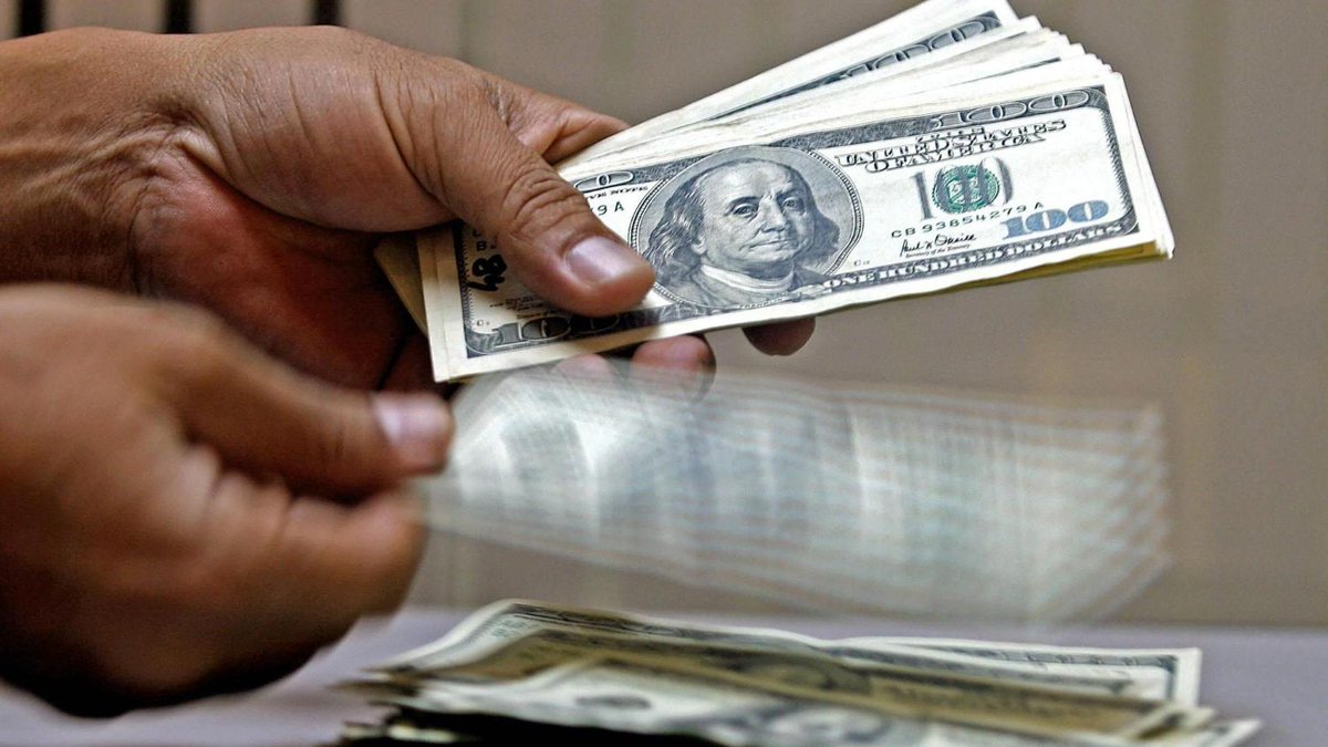 Dólar hoy: la cotización libre subió a 1, con el arrastre de las paridades bursátiles