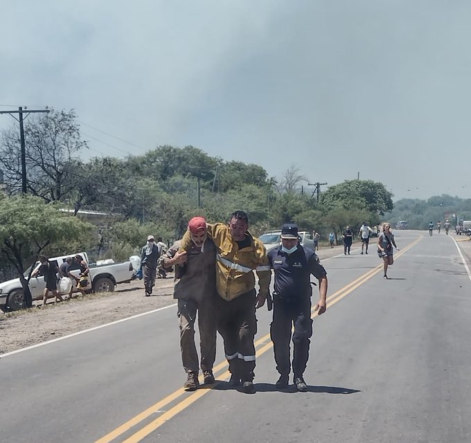 Bomberos combaten un incendio en San Marcos Sierras