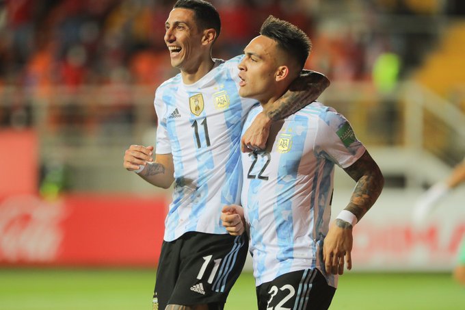 Argentina dio otra muestra de carácter: derrotó 2-1 a Chile y estiró su invicto a 28 partidos