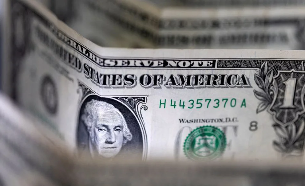 Otra suba del dólar: la cotización libre avanza otro peso y vuelve a rozar los 0