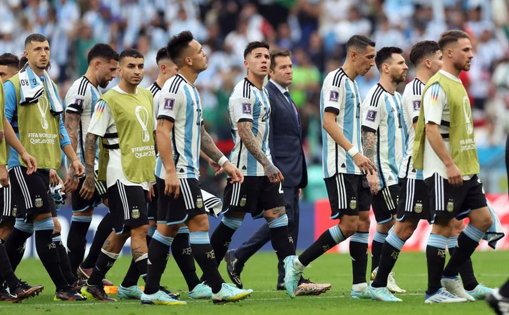 La selección argentina sufrió una derrota que puede complicar su futuro en la Copa del Mundo (REUTERS/Carl Recine)
