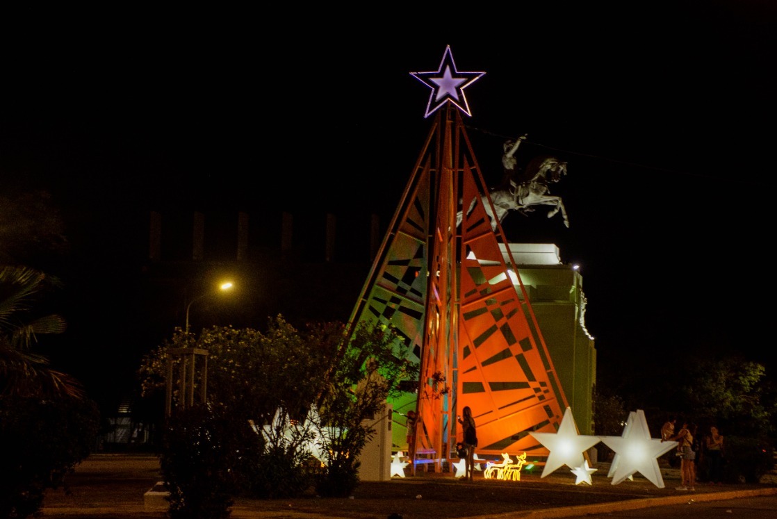 Río Tercero luce su árbol navideño en la Plaza San Martín