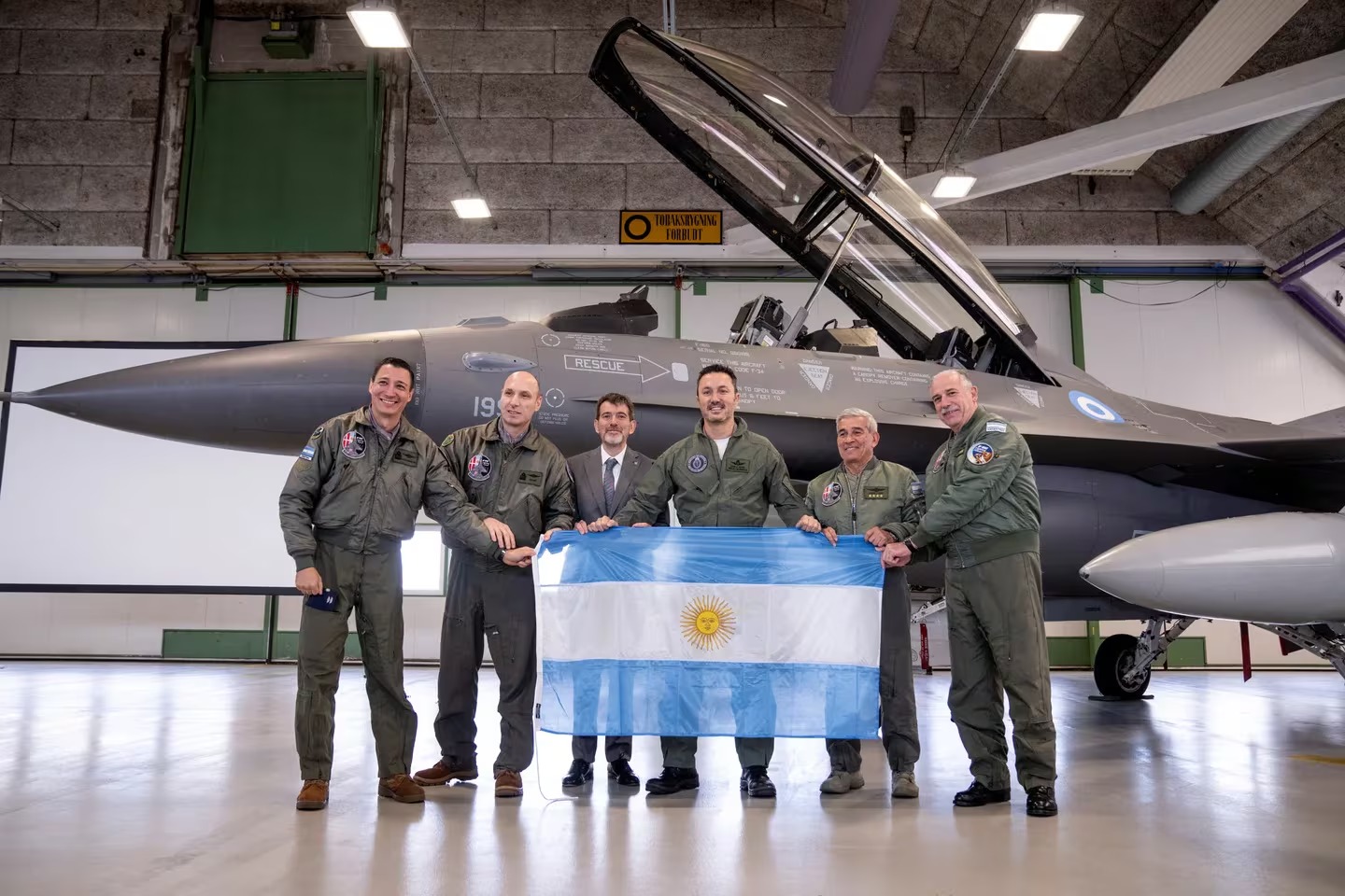 Milei participó de forma virtual del acto en el que Petri formalizó la compra de 24 aeronaves F-16